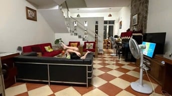 Bán nhà Huỳnh Thúc Kháng, 70m2, nhà dân xây, ngõ ô tô, phân lô