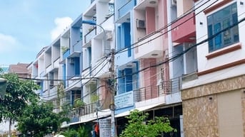 Bán nhà mặt tiền gần chợ Bình Chánh, 5x16m, 1 Trệt 2 Lầu, Sàn 252m2