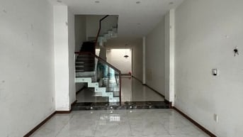 Bán nhà đường số gần chợ Tân Qui Quận 7