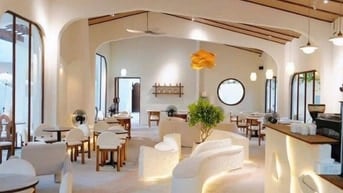 2 Bạn phụ bán hàng đồ uống đóng hộp