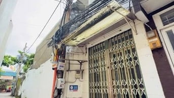  2tỷ080 Nhà 2 lầu 2pn sau lưng mt Shr Hoàn công đủ giá tốt