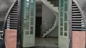 Cho thuê dài hạn nguyên căn nhà mới, đẹp đường Đoàn Văn Bơ Q4 giáp Q1 