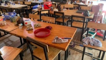 Dọn mặt bằng cần thanh lý gấp bàn ghế cửa hàng