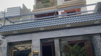  NHÀ 4 LAU 4 PHÒNG NGU, 1 PHONG THỜ, 5 TOLLE,THANG MÁY, PHONG XÔNG HƠI