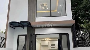 Chủ kẹt tiền nên cần phải bán lại căn nhà còn mới ở gần chợ Bình Chánh