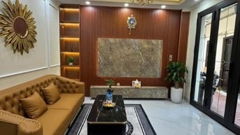 Bán gấp nhà Ỷ La, 5,6 tỷ, 31 m2, pháp lý đầy đủ, nhà thiết kế đẹp.
