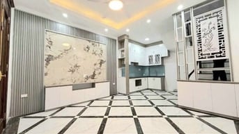 Bán nhà phố Kim Giang. Dt:40m/5tầng. Ô tô đỗ cửa. Sầm uất. An ninh tốt