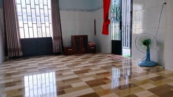 Nhà mặt tiền đường lớn thuận tiện đi lại 