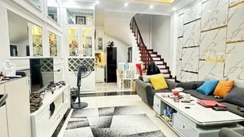 Nhỉnh 200tr/m2, sổ Đỏ bán nhà phố Thái Thịnh. 33m2*5T*5MT, nhà phân lô