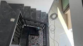 nhà trung tâmPhú nhuận dọn về ở ngay . khu phan xích long , hẻm oto . 