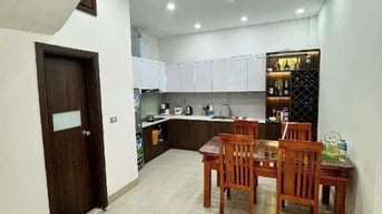 NHÀ DÂN XÂY - Ô TÔ THÔNG - 4 NGỦ - KHU TRUNG TÂM PHƯỜNG GIA THUỴ. 12.2