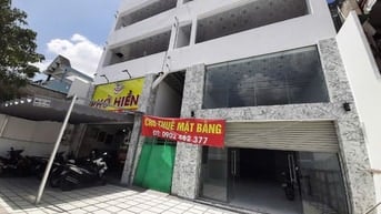 Văn Phòng 104 m2 đã chia ra làm 2 phòng và 1 ban công rộng phía trước.