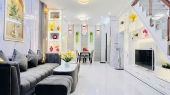 Bán nhà ngay Hoàng Hoa Thám, Bình Thạnh.Giá: 2 tỷ 410tr/65m2, sổ  