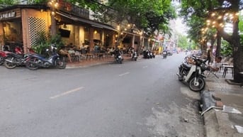 Cho thuê MT đối diện chung Cư Carilon, dt 8 x 7m, 3 tầng st.  sầm uất