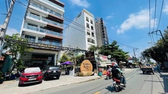 Cứu tôi với mt 178C Hai Bà Trưng Quận 3, diện tích: nh11x16m hầm 4T