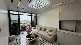 Hiếm - Nhà 7 tầng- Thang Máy - Ô tô ngủ trong nhà