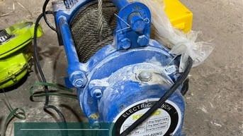 Thợ sửa tời treo nâng hạ bị cháy có mặt luôn