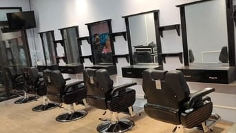 Tuyển Thợ Chính Cắt Tóc Nam Có Kinh Nghiệm Từ 1 -2 năm