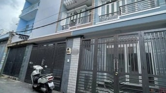 Nhà 3 tầng mái đúc 4 phòng ngủ siêu thoáng mát, sân trước sau, ngay ch