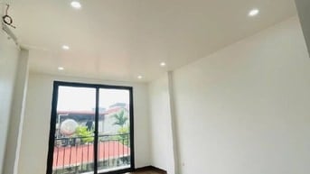 Cho thuê nhà ngõ Nguyễn Phong Sắc 50m 5 tầng, ô tô đỗ cửa, kinh doanh