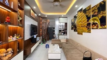 Bán nhà phố Ngọc Thụy 38m2- 5 tầng- 3 phòng ngủ-8 tỷ, gần tr.Việt Pháp