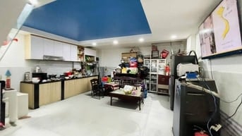 CÁCH 1 CĂN RA MẶT TIỀN - XE HƠI NGỦ GỌN TRONG NHÀ - TIỆN VỀ KINH DOANH