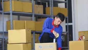 CẦN TUYỂN 3 NHÂN VIÊN ĐÓNG GÓI/DÁN TEM HÀNG MỸ PHẨM