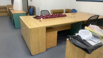 Cần thanh lý 25 bộ bàn ghế Hoà Phát và một bộ cửa kính văn phòng
