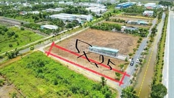 Em cần bán lô đất ngay mặt tiền đường DT824, sau chợ Đức Hoà 125m2