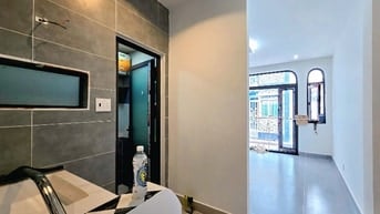  - THUỘC KHU TRUNG TÂM, GẦN ẨM THỰC VĨNH KHÁNH. SÁT MẶT TIỀN ĐƯỜNG. 