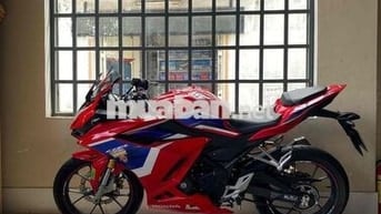 cbr 150cc . lướt 5k km . ko tua . zin 100%.
