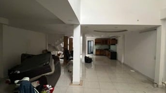 Nhà căn đôi Lạc Long Quân 480 m2 5PN , 4WC