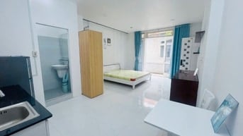 Phòng Studio bancon siêu rộng, full nội thất - 71 Hồ Bá Kiện Quận 10