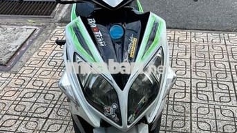 xe bán novo 4 135 cc. màu trắng đen