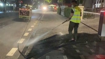 Nhân viên duy trì  vệ  sinh đường phố