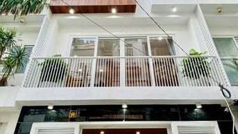 Nhà 4,7 x 9 đúc 1 trệt 1 lững 2 lầu sân thượng hẻm xe hơi thống nhấP16