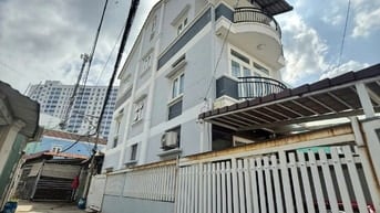 NHÀ 2 LẦU 4PN. 4WC SÂN ĐẬU OTO HẺM ĐƯỜNG 9 LINH TÂY. THỦ ĐỨC