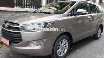 Nhà cần bán xe Innova E 2018 màu ánh kim đẹp