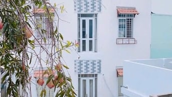Cho thuê nhà nguyên căn trệt + 2 lầu, 3 phòng ngủ, hẻm rộng,an ninh!