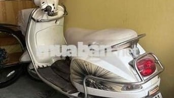 Vespa trắng cũ