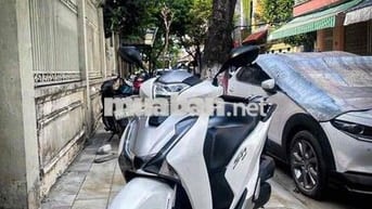 xe còn rất mới , chạy êm , dư xe nên bán