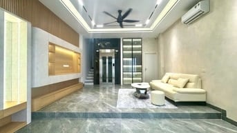 Siêu phẩm Ngã Tư Sở, 6 tầng thang máy, gần phố, 41m2, chào 13 tỷ 8