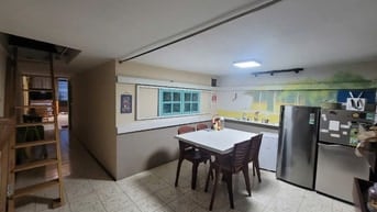 Nhà lầu 1 49D Trần Hưng Đạo, Q5 đoạn 2 chiều.