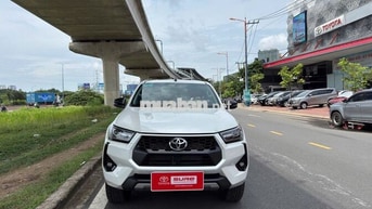 TOYOTA HILUX 2.4E AT 4x2 – MỚI 99%