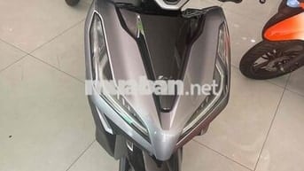 Honda  Vario màu xám, tay ga