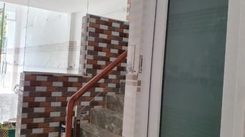 Cho Thuê nhà MT nguyên căn giáp Quận 1, Vinhomes,  Saigon Pear 
