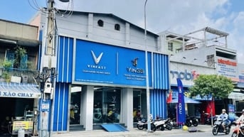 MẶT TIỀN LẠC LONG QUÂN- Q 11- 4 CĂN LIỀN KỀ NGAY ĐẦM SEN- GẤP BÁN