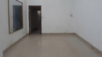 Cho thuê nhà 3 tầng, 3 mặt thoáng, cách đường Cầu Giấy 70m