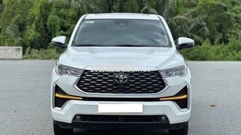 TOYOTA INNOVA CROSS HYBRID- 1900 km