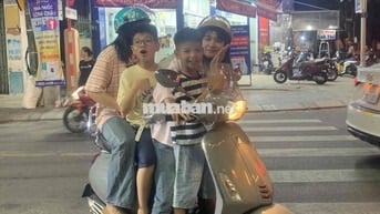 Vespa Piaggio màu xám, xe ga